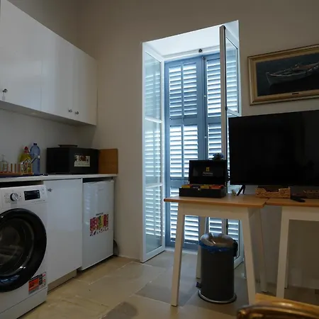 아파트 Two Bedroom W/ Balcony 니코시아