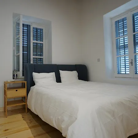 Two Bedroom W/ Balcony 아파트 *